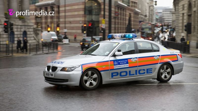 Mrtvé děti objevili ve voze britští policisté