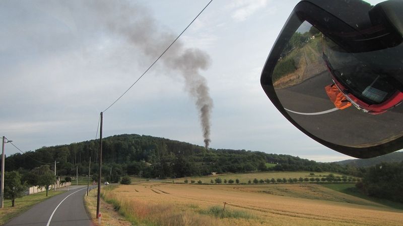 Vozidlo na silnici u Mladcové na Zlínsku začalo po nárazu do stromu hořet, řidič vyvázl bez zranění. 