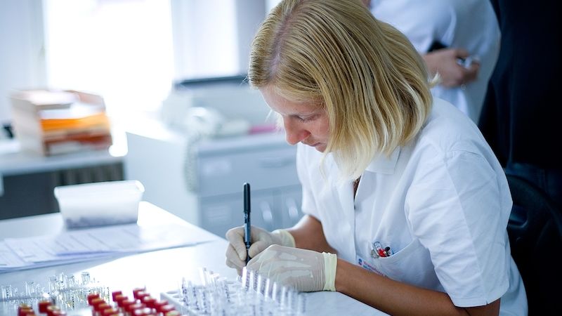 Po odběru vzorku krve (zhruba dva mililitry) jsou následně vzorky dopraveny do Dárcovského centra ve Fakultní nemocnici Olomouc.