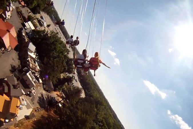 BEZ KOMENTÁŘE: Vysoký řetízkový kolotoč v Georgii je novou atrakcí zdejšího zábavního parku