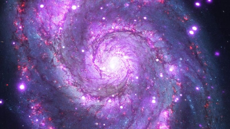 Galaxie M51 je od Země vzdálená 30 miliónů světelných let.