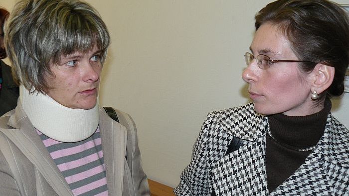 Gabriela Ungerová (se zdravotním límcem)  s právní zástupkyní Marií Vondráčkovou.