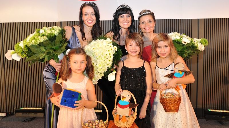 Tři nešťastnější páry. Zleva druhá Eliška Hoblová s dcerou Amálií, vítězka Gabriela Nováková s Beátou, a třetí Regína Hajná s Eliškou. 