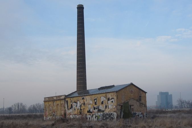 Některé průmyslové stavby v Čechách (včetně poslední haly továrny Rustonka) jsou stále v dezolátním stavu.