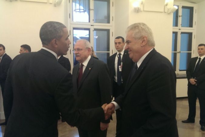 Prezident republiky Miloš Zeman se po pracovním obědě v Prezidentském paláci ve Varšavě pozdravil s prezidentem USA Barackem Obamou.