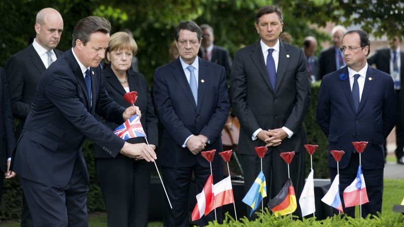 Premiéři Švédska Reinfeldt, Británie Cameron, německá kancléřka Merkelová, kyperský prezident Anastasiades, slovinský prezident Pahor a hlava Francie Hollande při pietním aktu v Ypres (zleva doprava).