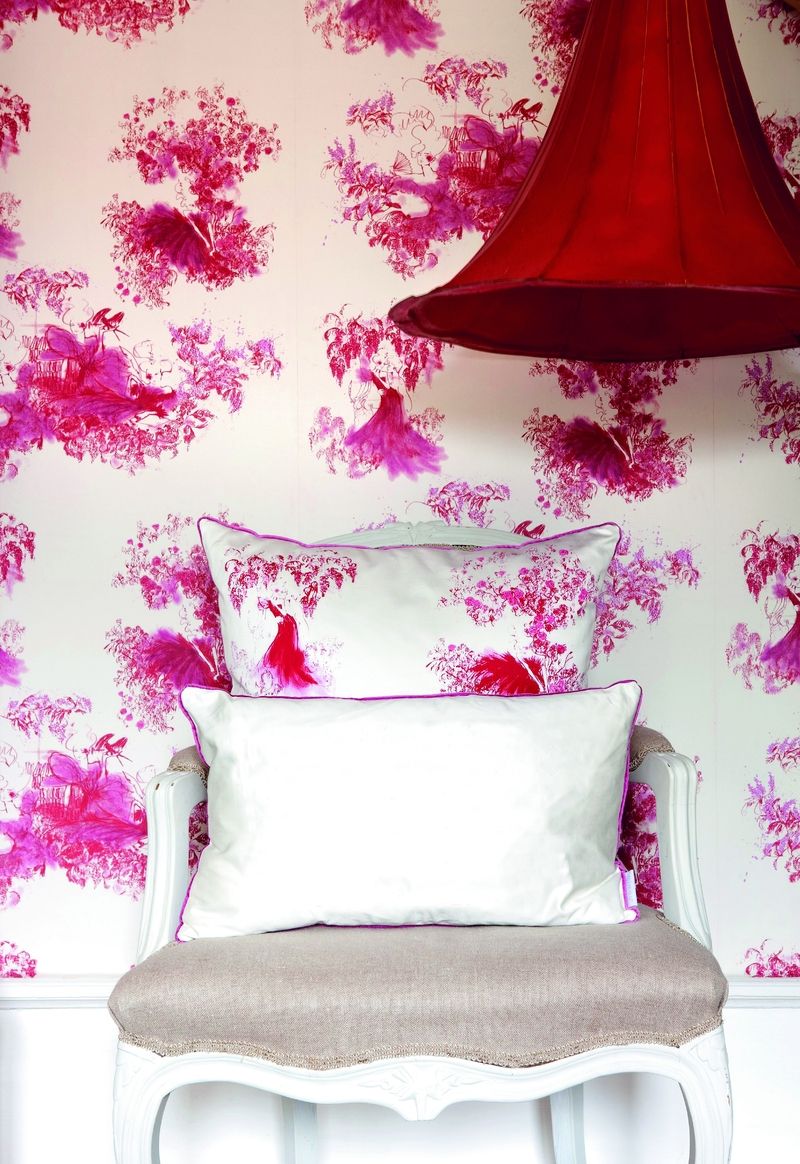 Tapeta s motivem peříčka Dekorativní tapeta do dámského pokojíku s růžovým vzorem značky Mimou pochází ze Švédska. Cena podle metráže.