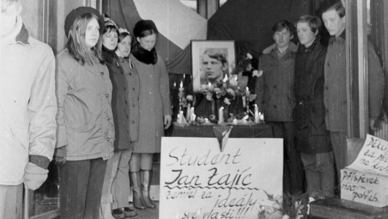 Zemřel za ideály své vlasti. To v roce 1969 napsali studenti šumperské průmyslovky na pietní místo ve vestibulu školy, kde také vybírali peníze na Zajícův pohřeb.