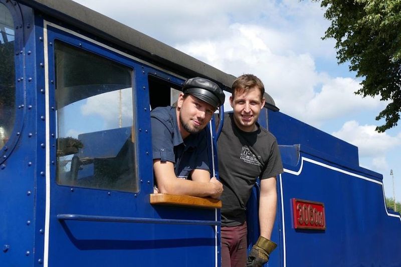 Nejmladší strojvůdce Pavel Schreier (vlevo) s topičem a předsedou klubu přátel Osoblažky Davidem Chovančíkem jsou velkými nadšenci parních vlaků. 
