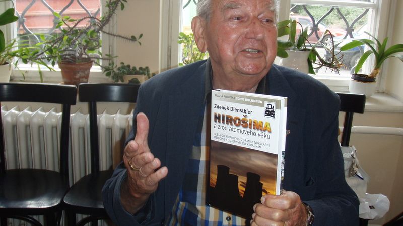 Zdeněk Dienstbier se svou knihou