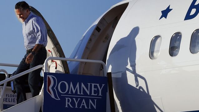Romney vystupuje z letadla ve floridské Tampě.