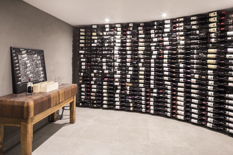 Vinný sklep zapůsobí na návštěvníka impozantní sbírkou vín, navíc uspořádanou na půlkruhové zdi.