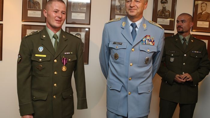 Nadporučík Robert Chudý (vlevo), náčelník generálního štábu Vlastimil Picek a zdravotník Michal Novotný.