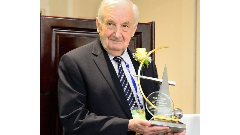 Profesor Jindřich Musil ze ZČU obdržel Bunshahovu cenu od Americké vakuové společnosti. 