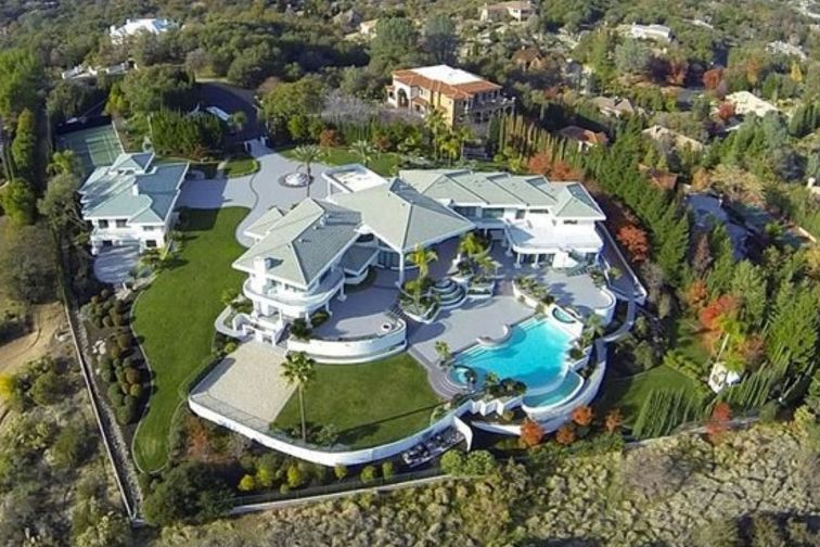 Pohádkové sídlo poblíž kalifornského Sacramenta, v němž v letech 1998 až 2007 bydlel Eddie Murphy se svou rodinou, je na prodej za 241 miliónů korun.