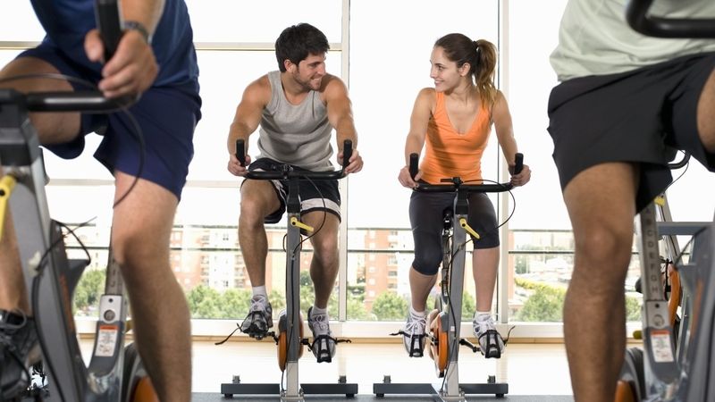 Intenzivní jízda na kole, fotbal, běhání či plavání pomáhají bojovat s kaloriemi po celý den.