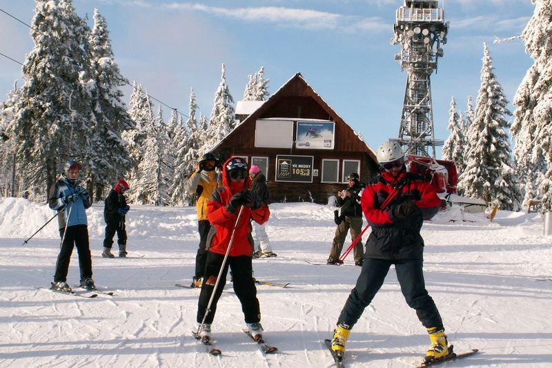 Možnost prvního lyžování využilo v Krkonoších na tři sta lyžařů. 