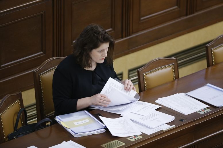 Ministryně práce Jana Maláčová ve Sněmovně.