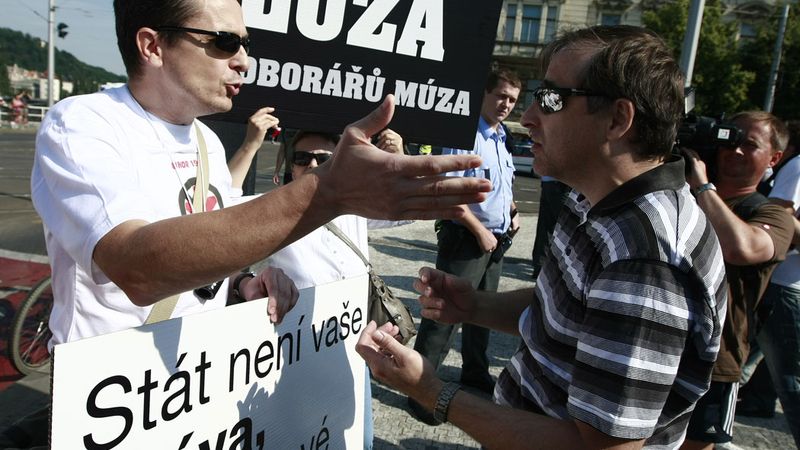 Proti stávce v Praze demonstrovala skupina lidí.