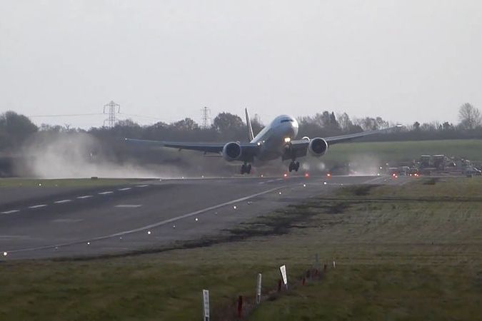 BEZ KOMENTÁŘE: Neúspěšné pokusy o přistání Boeingu 777