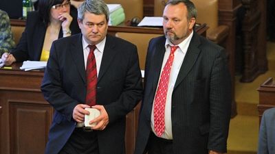 Předseda KSČM Vojtěch Filip (vlevo) a šéf stranického poslaneckého klubu Pavel Kováčik
