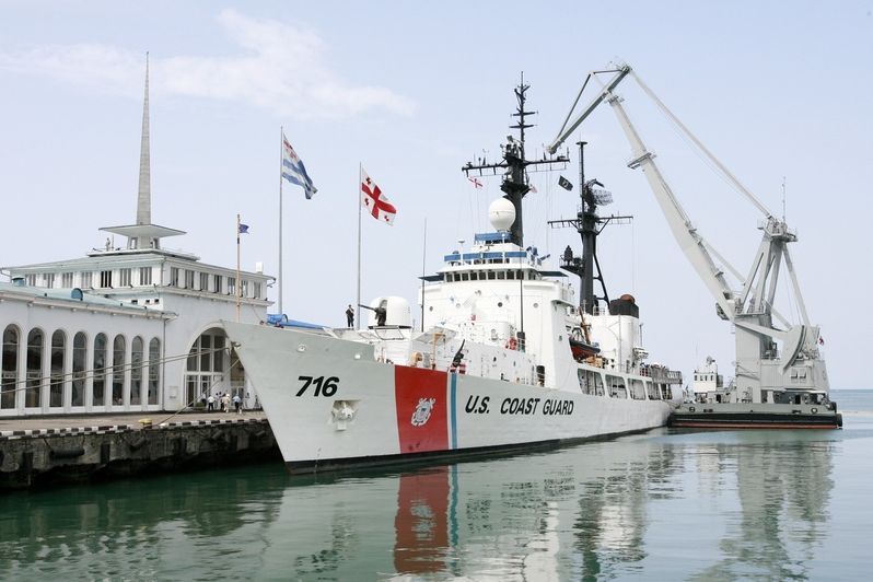 Loď americké pobřežní stráže Dallas přivezla do gruzínského Batumi humanitární pomoc.
