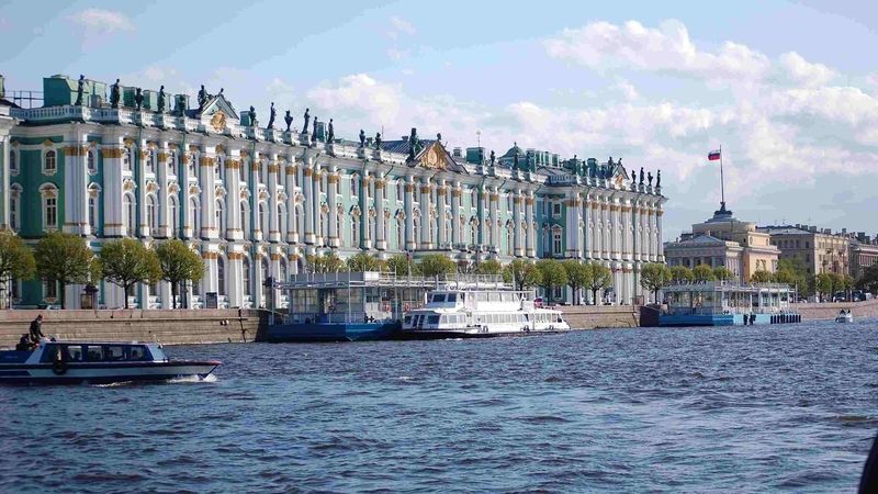 Zimní palác leží na nábřeží řeky Něvy. Útokem na něj začala říjnová revoluce. 