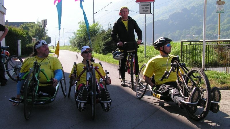 Handbikeři jedoucí Tour de Labe Rotary handicap 2010 přijeli v úterý v poledne ke střekovským zdymadlům v Ústí nad Labem.