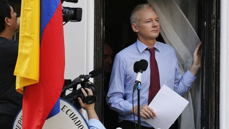 Zakladatel WikiLeaks Julian Assange na balkóně ekvádorské ambasády v Londýně