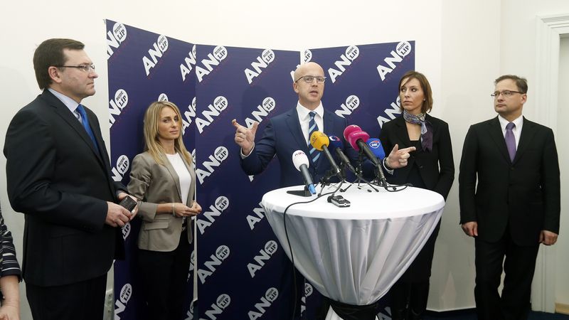Kandidáti ANO do europarlamentu. Zleva Petr Ježek, Dita Charanzová, Pavel Telička, Martina Dlabajová a Ivan Jančárek.