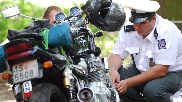 Policista kontroluje motocykl nedaleko Libějovic na Strakonicku.