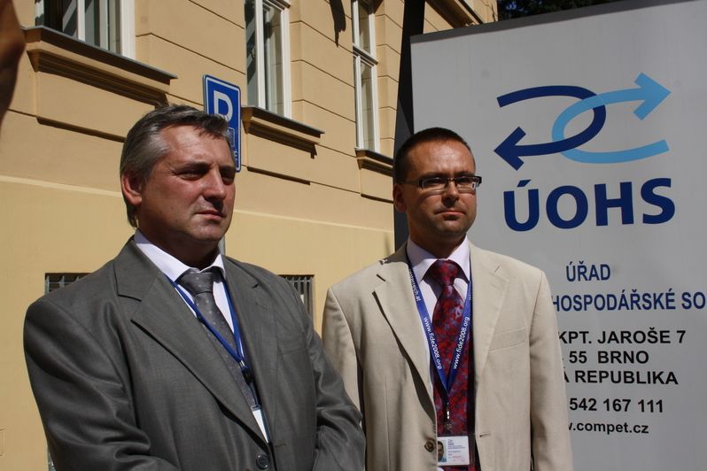 Předseda UOHS Petr Rafaj (vlevo) spolu s šéfem odboru hospodářské soutěže Michalem Petrem