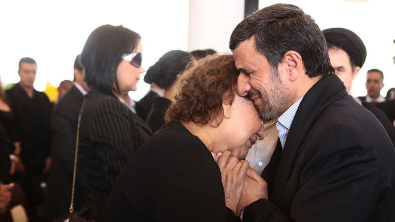 Íránský prezident Mahmúd Ahmadínežád utěšuje matku zesnulého prezidenta Venezuely Elenu Frías de Chávez.