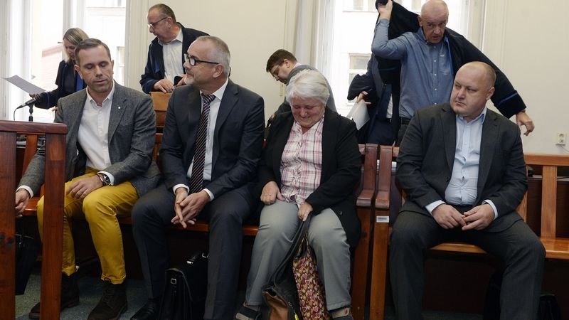 Zleva vpředu Martin Páral, Vladimír Vošický a Marcelína Horáková a jednatel Fujitsu Jiří Řehák v soudní síni. 
