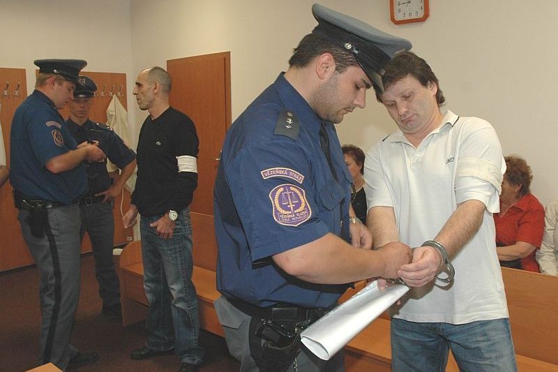 Pavel Tauchen (vpravo) s Pavlem Kočovským na lavici obžalovaných.