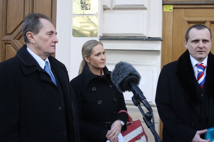 Poslanec Josef Novotný, místopředsedkyně strany Petra Quittová a předseda Vít Bárta před budovou Nejvyššího státního zastupitelství.