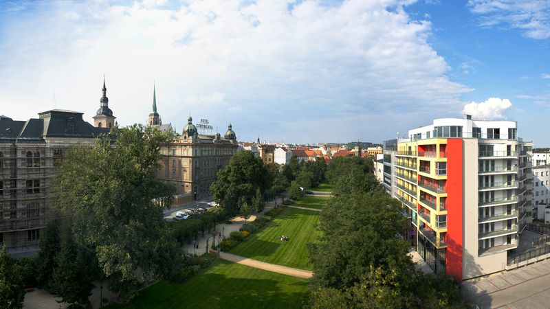 Byty v Paláci Ehrlich (vpravo) nabízejí jedinečný výhled na centrum Plzně. 