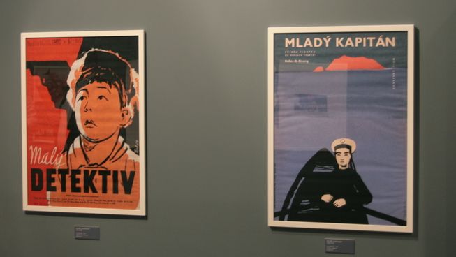 Plakáty na severokorejské filmy Malý detektiv a Mladý kapitán