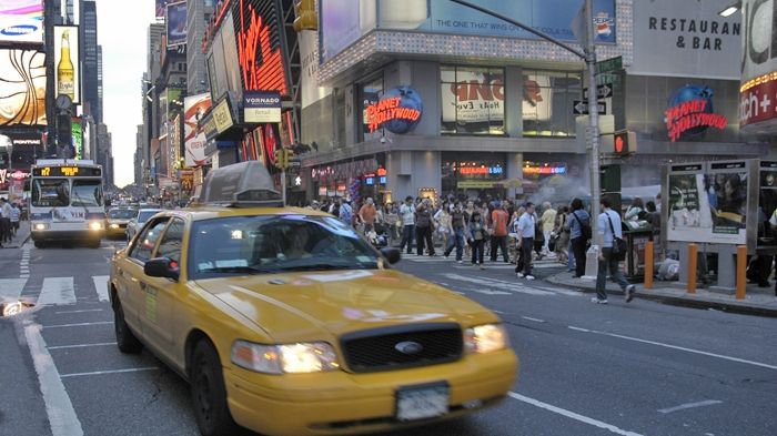 Vysokoškolák si práci hledá v newyorském taxíku.