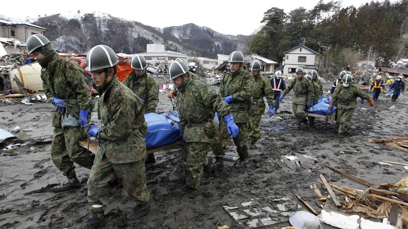 Japonští vojáci odnášejí jednu z obětí zemětřesení v Ocuči. 