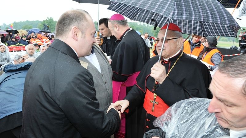 Michal Hašek jako jihomoravský hejtman se v Mikulčicích pozdravil i s kardinálem Vlkem.