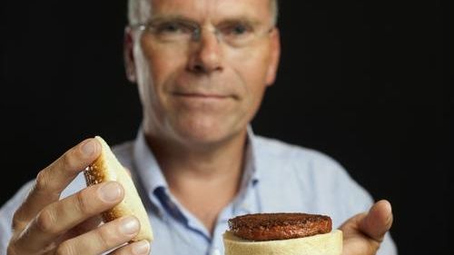 Profesor Mark Post s prvním laboratorně vytvořeným hamburgerem na tiskovce v Londýně