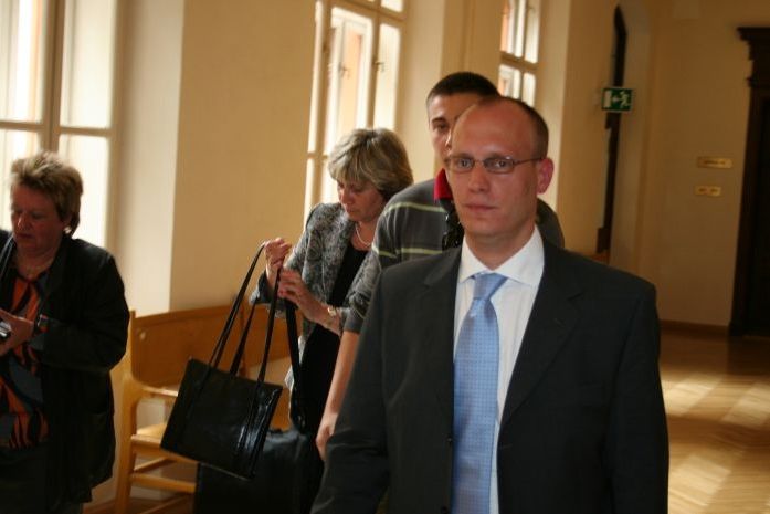Milana Smékalová (vlevo) odchází od soudu, který projednává její roli v  případu týraných dětí z kuřimské kauzy.