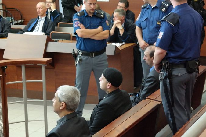 Obžalovaní (zleva) Vojtěch Husák, Jakub Žiga a Antonín Sinu před vynesením rozsudku