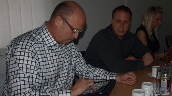 Hejtman a lídr ČSSD Josef Novotný sledoval průběh voleb na tabletu. 