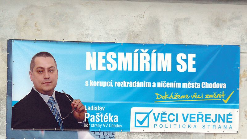 Obří billboard s podobiznou místního lídra VV Ladislava Paštéky v Chodově.