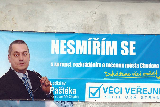 U vjezdu do Chodova je na jednom z domů umístěn obří billboard s podobiznou místního lídra VV Ladislava Paštéky.


