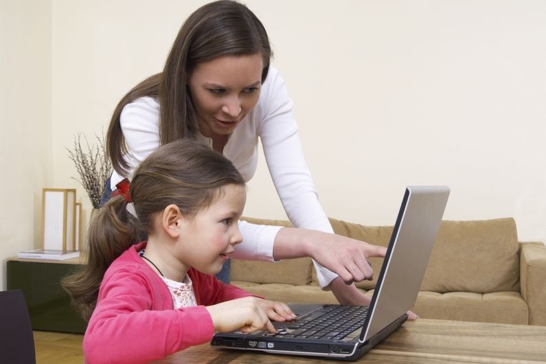 Mnohé děti již v raném věku umí zacházet s počítačem, zvládání 