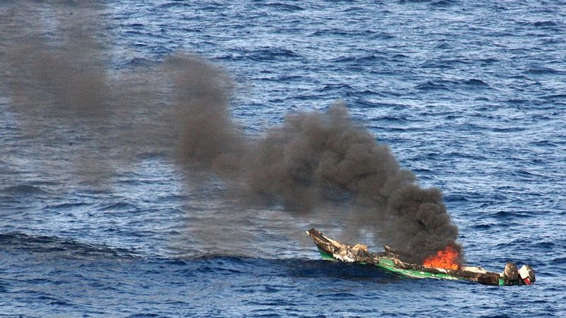  Zničený člun somálských pirátů