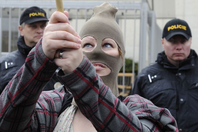 Pražský protest za propuštění členek skupiny Pussy Riots